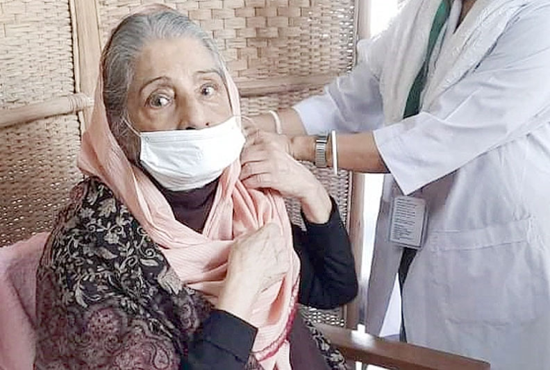 Raushan Ershad receives corona vaccine