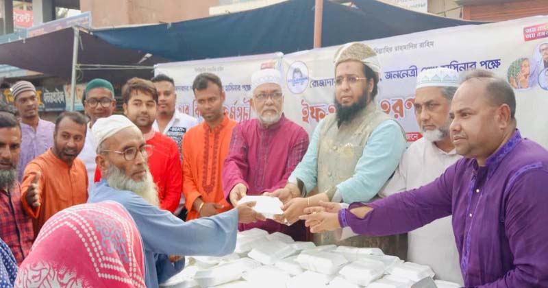 Dr. Kazi Ertaza Hassan distributes Iftar on behalf of Sheikh Hasina at Satkhira 
