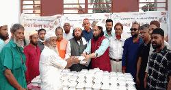 Dr. Kazi Ertaza Hassan appears on the street with Iftar every afternoon 