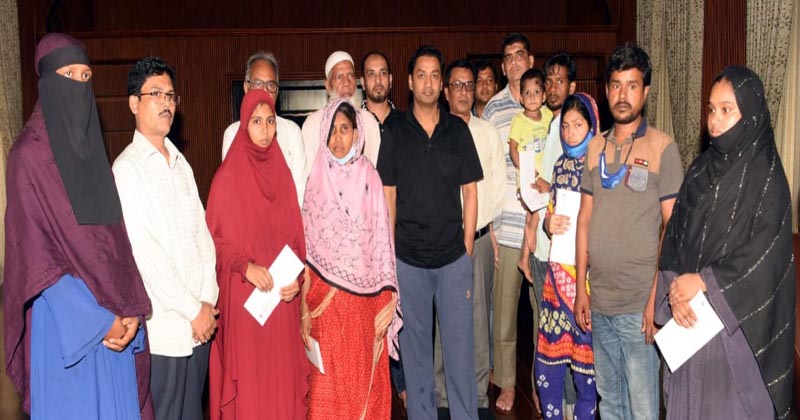 Families of Nahid, Morsalin see rays of hope: Bashundhara Group donates Tk 2 million